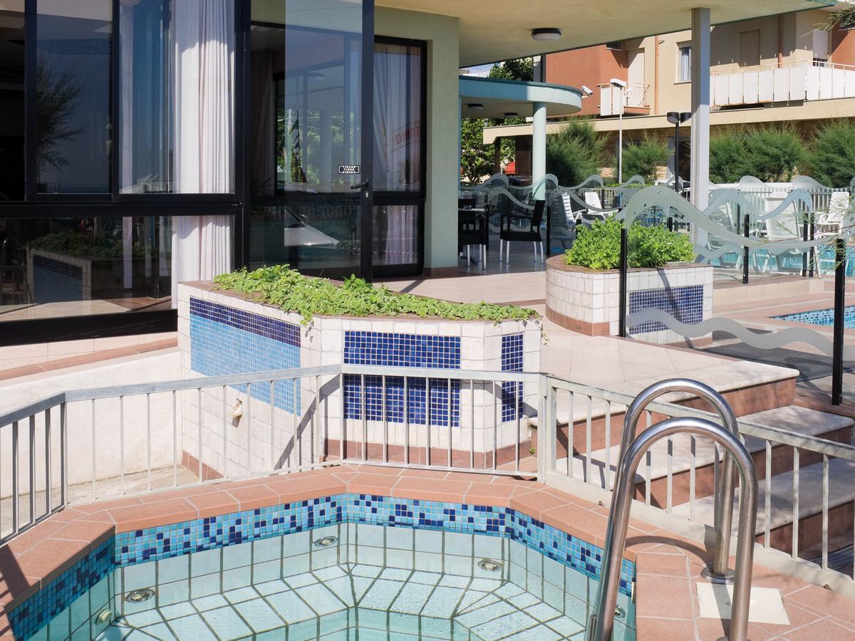 Hotel Universal Bellaria-Igea Marina Bagian luar foto