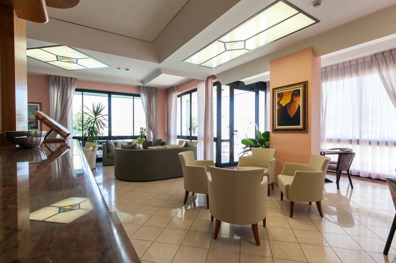 Hotel Universal Bellaria-Igea Marina Bagian luar foto