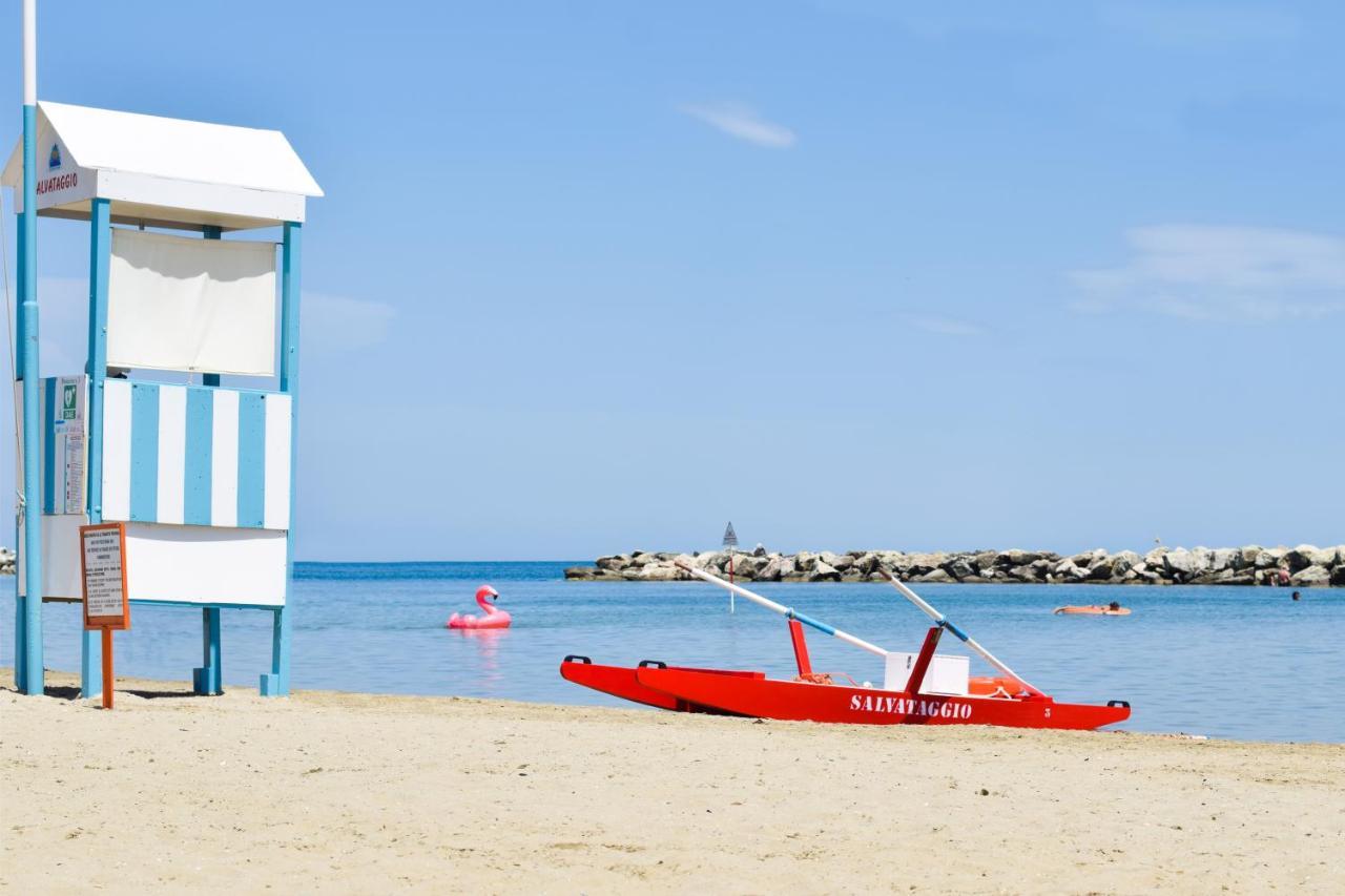 Hotel Universal Bellaria-Igea Marina Bagian luar foto