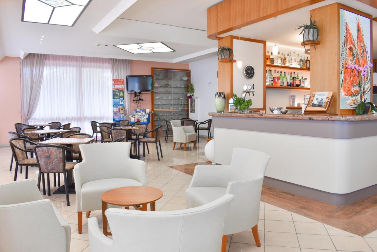 Hotel Universal Bellaria-Igea Marina Bagian luar foto